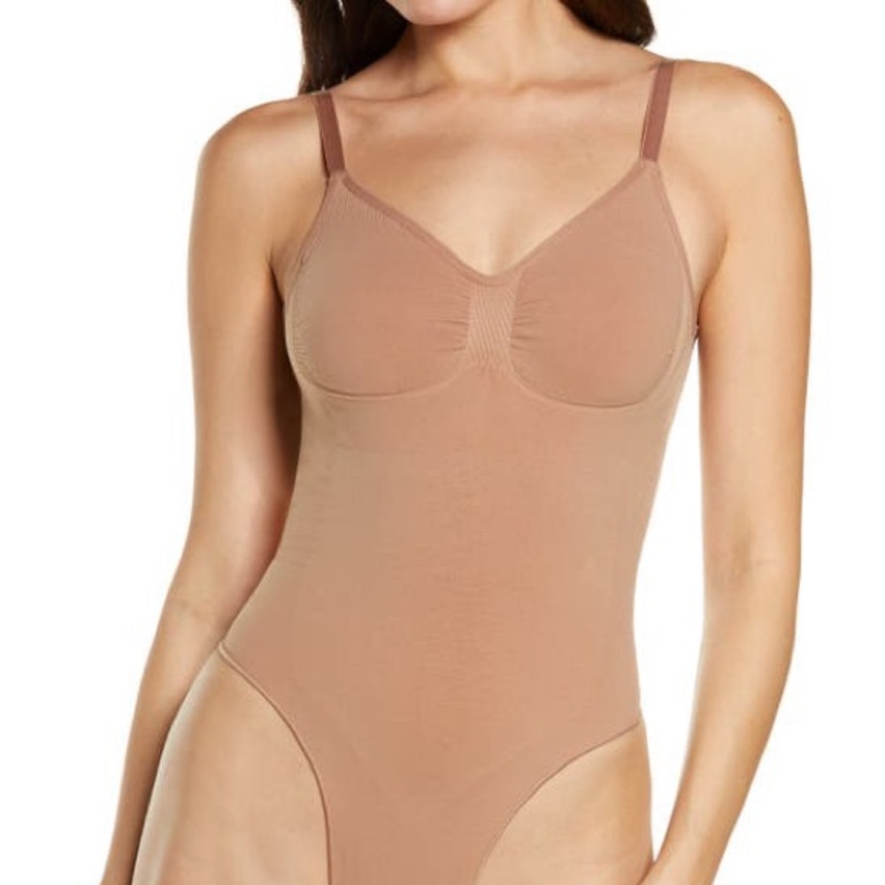 SKIMS LOW BACK THONG BODYSUIT— S/M in sienna